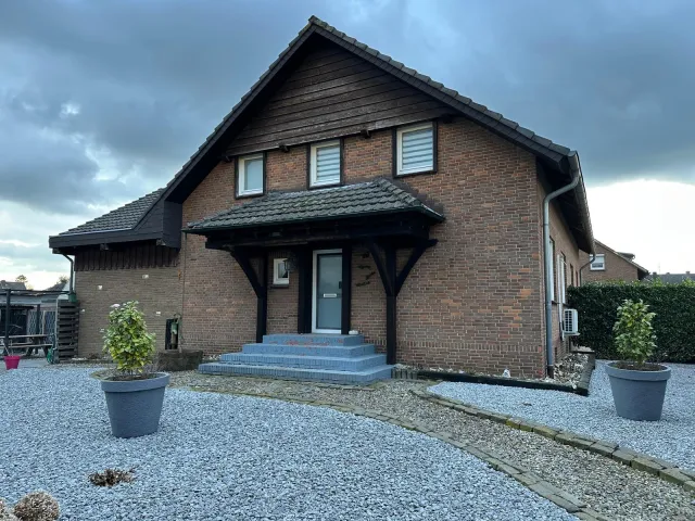 Twee onder een kap met een bouwgrondstuk in Hüthum — foto 1